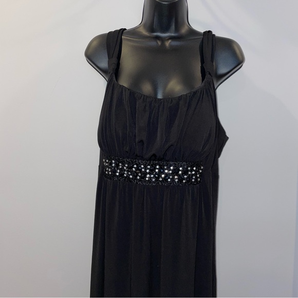 Simple and elegant black dress - Picture 2 of 5